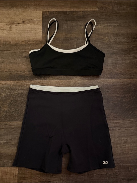 ALO Yoga Pants - ALO Yoga Black and White Active Shorts and Bra Set
